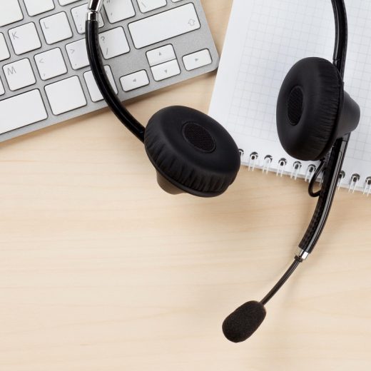 Kontorsskrivbord med headset. Call center support TryggNet.se