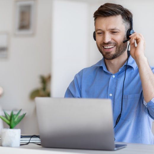 Hotline-operatör. Handsome Man Customer Support Manager i Headset Consulting Clients Online TryggNet.se